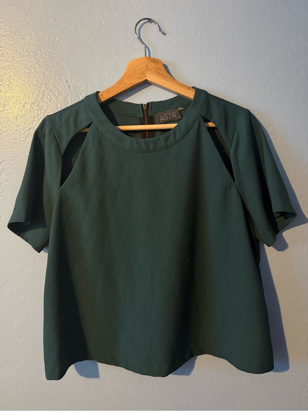 💅🏻 ASTR Dark Green Short Sleeve Cutout Top 💅🏻 3 for $30 Bundle SALE!